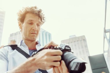 Erkek fotoğrafçı alarak resim