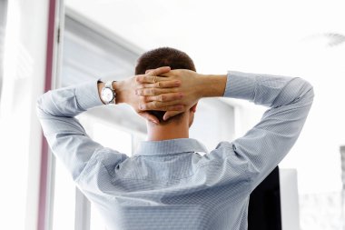 Masa başında oturan erkek ofis çalışanı