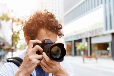 Erkek fotoğrafçı alarak resim