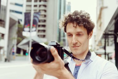 Erkek fotoğrafçı alarak resim