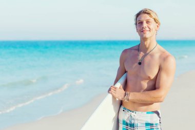 Dalgalar vurmak hazır