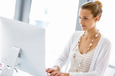 Çekici ofis çalışanı masada oturuyor.