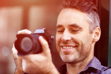 Erkek fotoğrafçı alarak resim