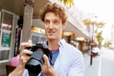 Erkek fotoğrafçı alarak resim