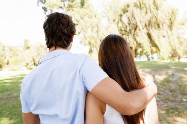 Parktaki genç çift.