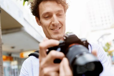 Erkek fotoğrafçı alarak resim