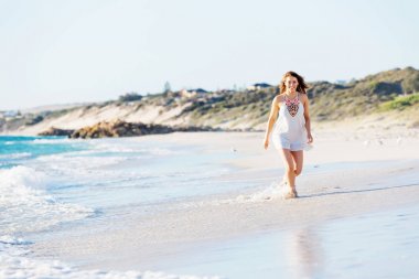 Kumsalda Yürüyen Genç Kadın