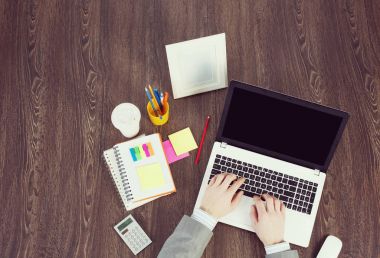 Ofis işyeri ofis, banka donatımı ve dizüstü bilgisayar ile