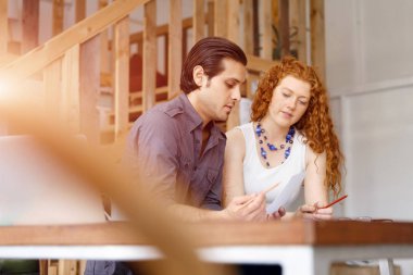 İki genç insan Office