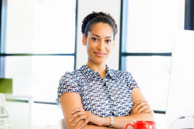 Afro-Amerikan ofis çalışanı iş içinde oturan gülümseyen portresi