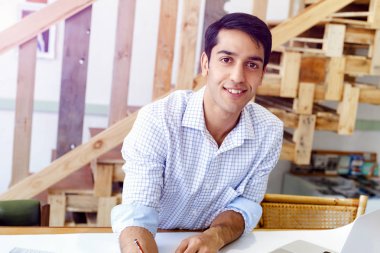 Genç adam mimar ofis