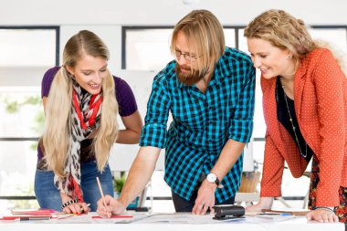 Genç Ofis çalışanları tartışıyor