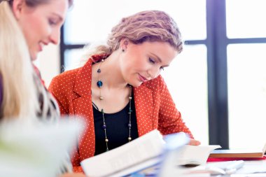 Görevdeki genç bayan.