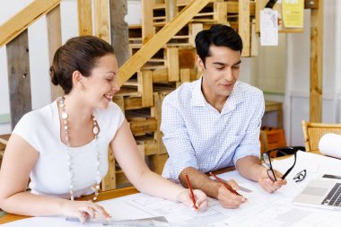 Ofisteki iki genç mimar