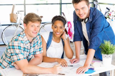 Genç Ofis çalışanları veya bir takım olarak öğrenciler
