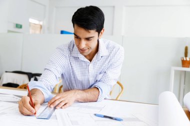 Genç adam mimar ofis