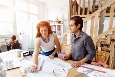 Ofisteki iki genç mimar