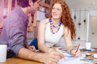 Ofisteki iki genç mimar