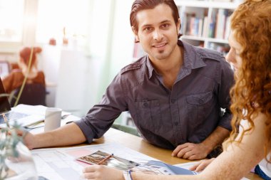 Ofisteki iki genç mimar