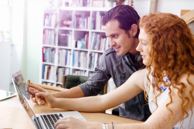 İki genç insan Office