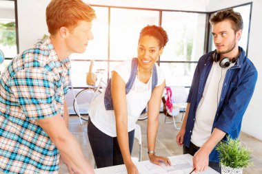 Genç Ofis çalışanları veya bir takım olarak öğrenciler