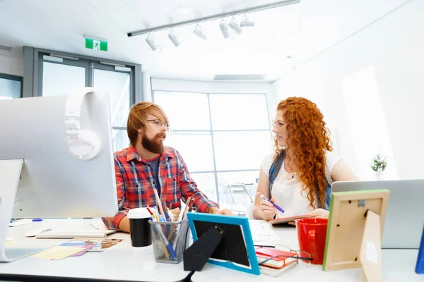 Colaboradores trabajando juntos — Foto de Stock