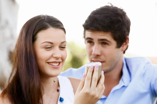 Pareja joven en el parque —  Fotos de Stock