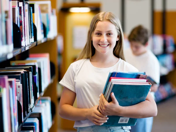 Tonårsflicka i biblioteket — Stockfoto