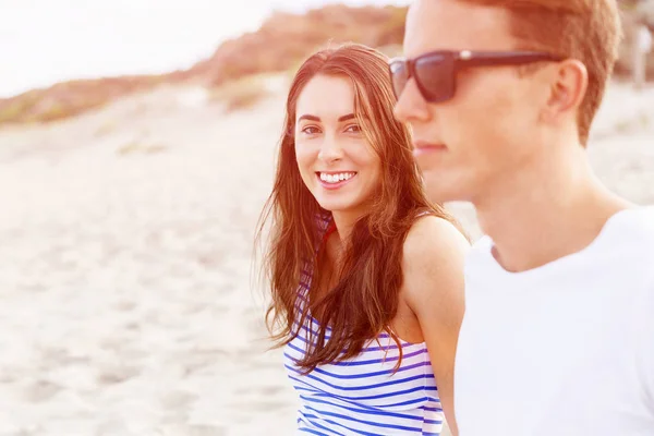 Romantische jonge paar op het strand — Stockfoto