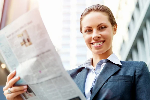 Portrait de femme d'affaires souriant en plein air — Photo