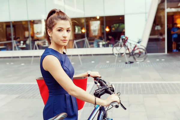Jeune femme qui fait la navette à vélo — Photo