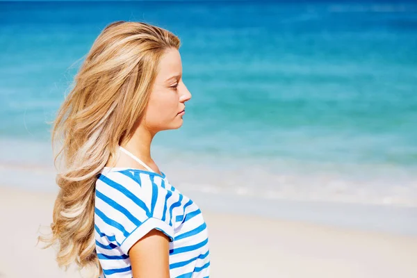 Mujer joven relajándose en la playa — Foto de Stock