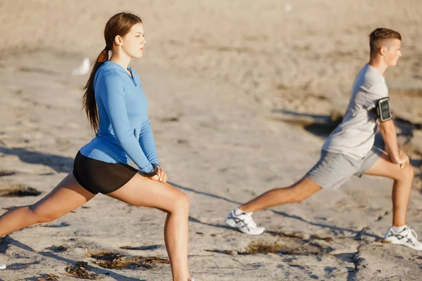 Giovane coppia sulla spiaggia formazione insieme — Foto Stock
