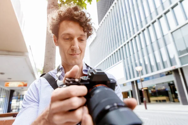 Fotógrafo masculino tomando fotos — Foto de Stock