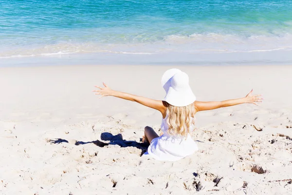 Junge Frau entspannt am Strand — Stockfoto