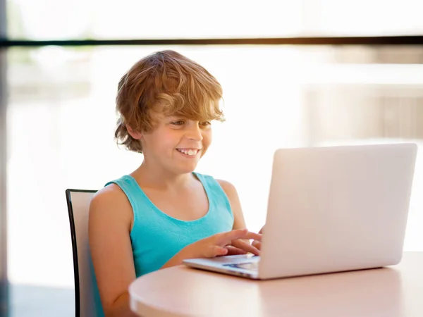 Kleine jongen met laptop — Stockfoto