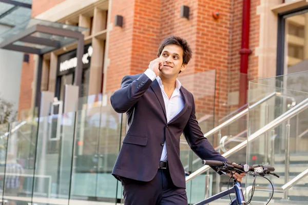 Bem sucedido empresário andar de bicicleta — Fotografia de Stock