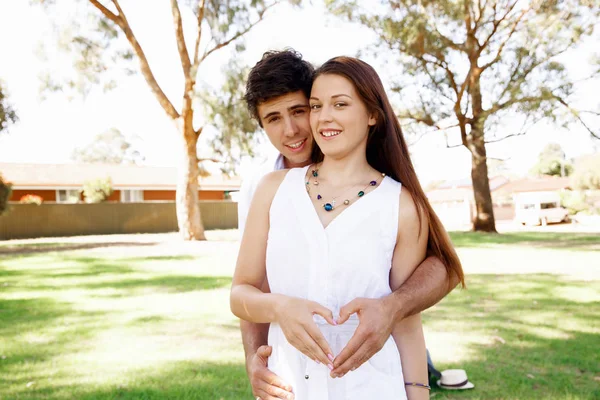 Jeune couple dans le parc — Photo