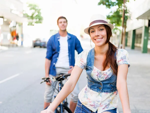 Couple heureux en ville avec vélo — Photo