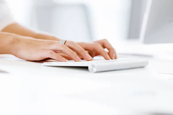 Female hands typing on the keyboard — Stock Photo, Image