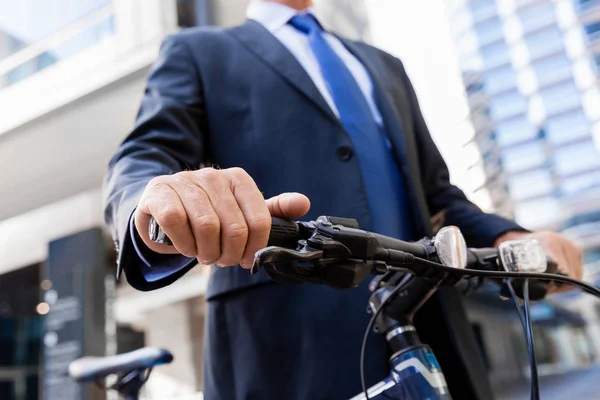 Exitoso hombre de negocios montar en bicicleta — Foto de Stock