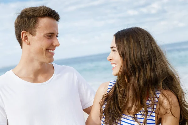 Pasangan muda romantis di pantai — Stok Foto