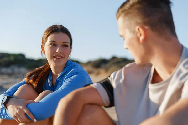 Couple en tenue de sport sur la plage — Photo