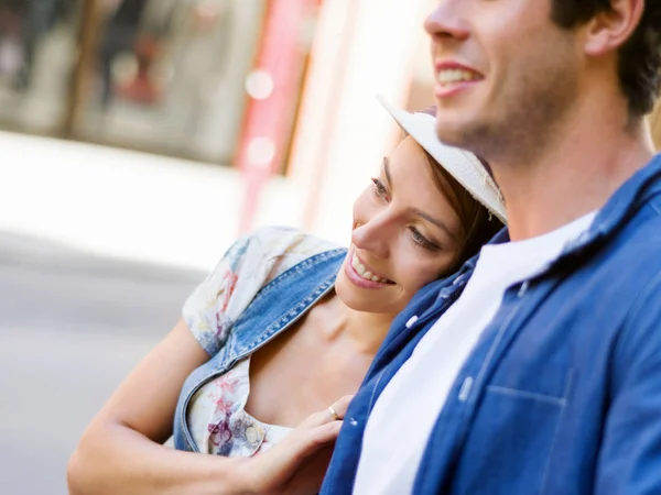 Glückliches junges Paar zu Fuß in der Stadt — Stockfoto