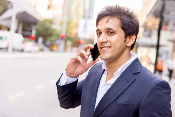 Retrato de empresario confiado al aire libre — Foto de Stock