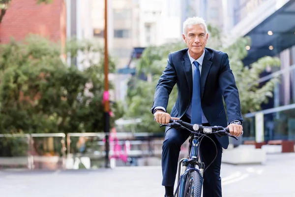 Bem sucedido empresário andar de bicicleta — Fotografia de Stock