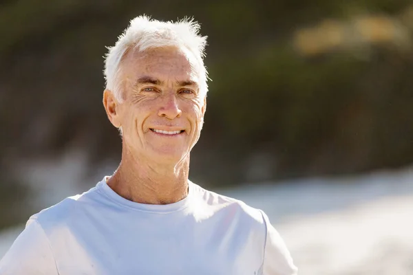 Hombre de pie en la playa en ropa deportiva — Foto de Stock