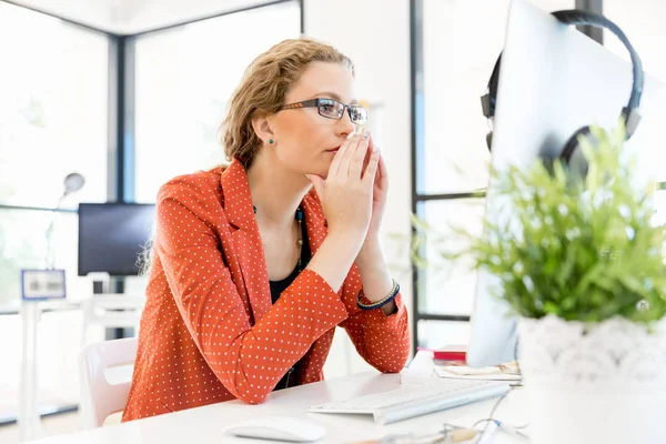 Young woman in office — Stock Photo, Image