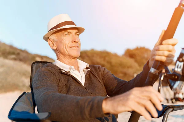 Senior mens vissen op zee zijkant — Stockfoto