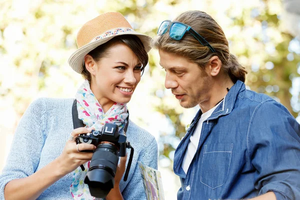 Smiling couple with the camera — Stock Photo, Image